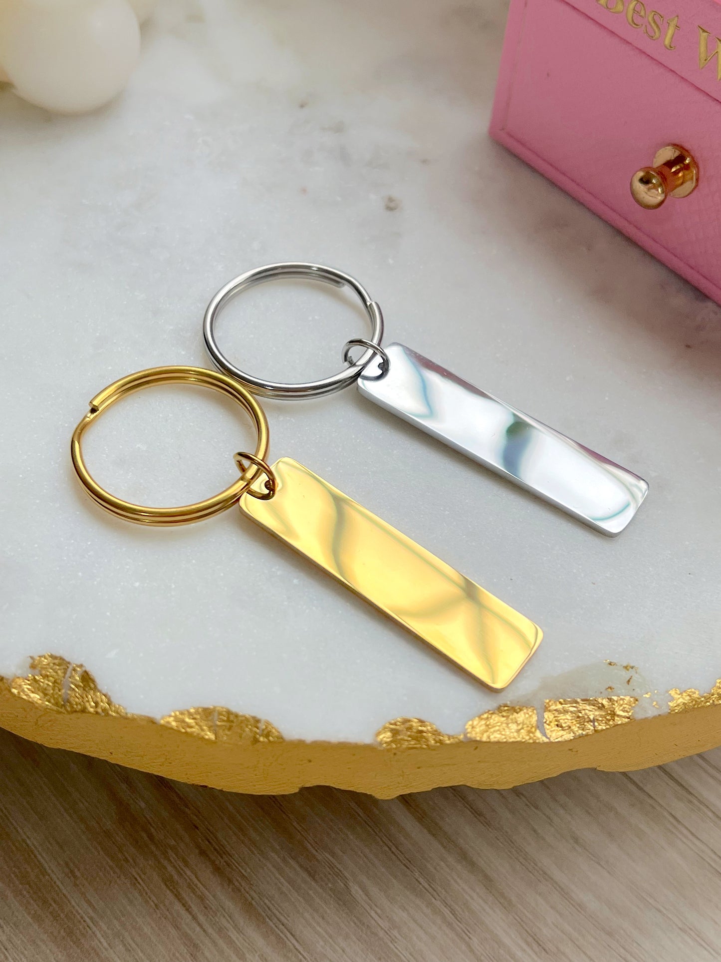 Llaveros de largos dorado y plateado grabadas