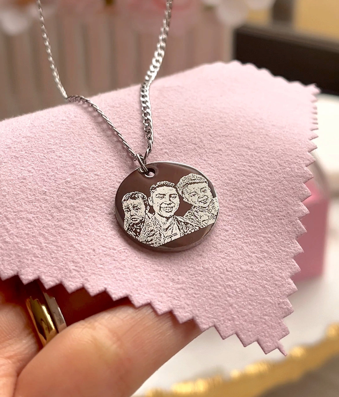 Cadena plateada medalla grabada de hombre 20mm