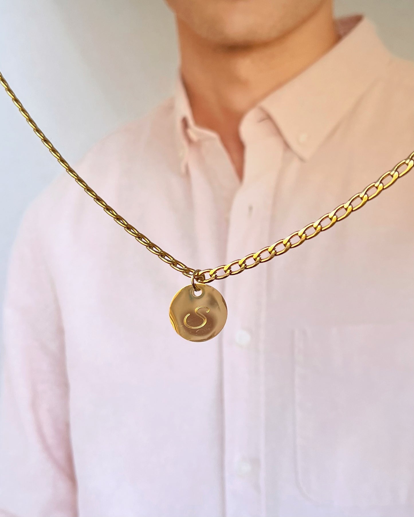 Cadena dorada con medalla 12mm grabada para hombre