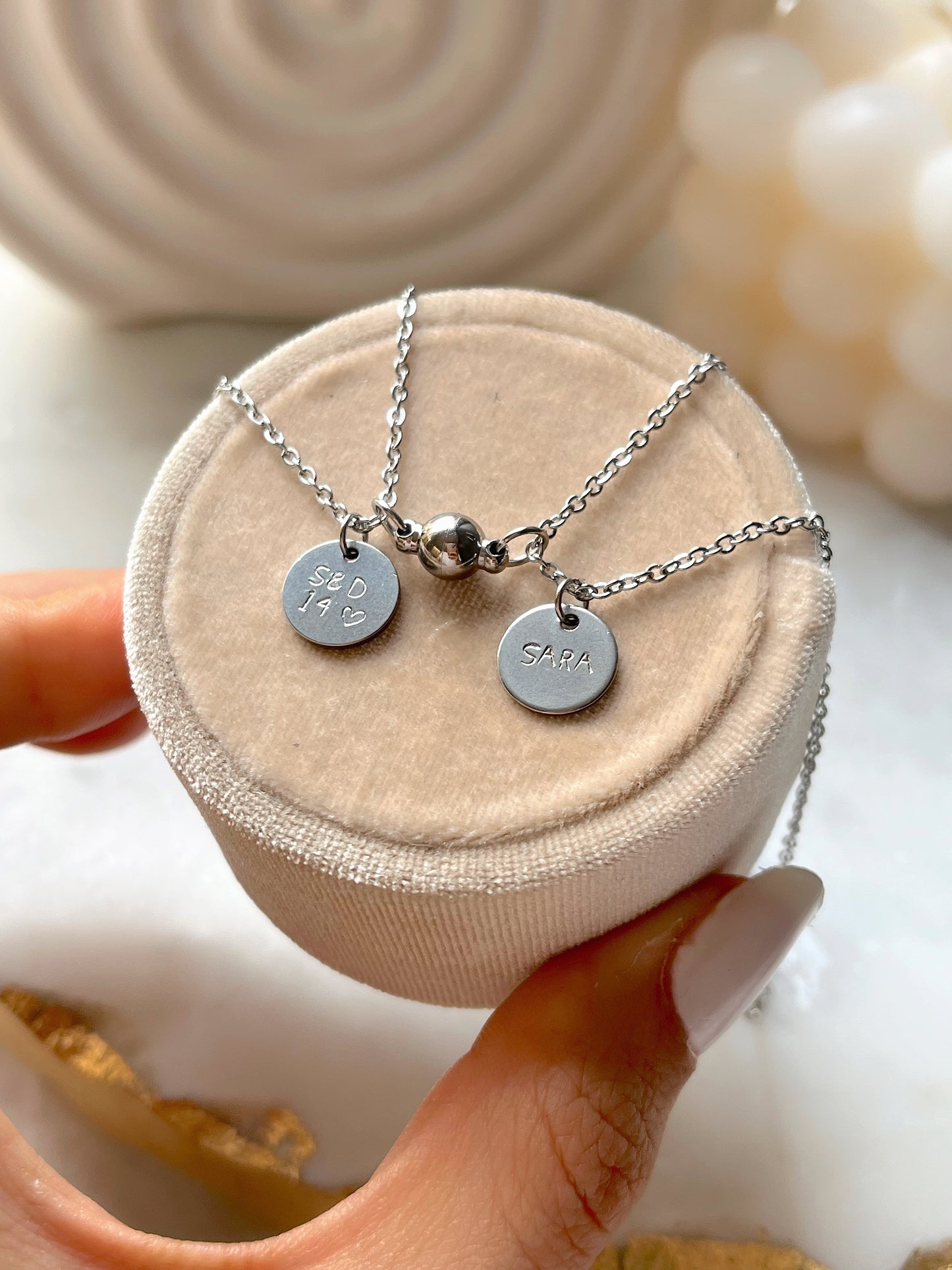 Cadena grabadas unisex con iman plateadas