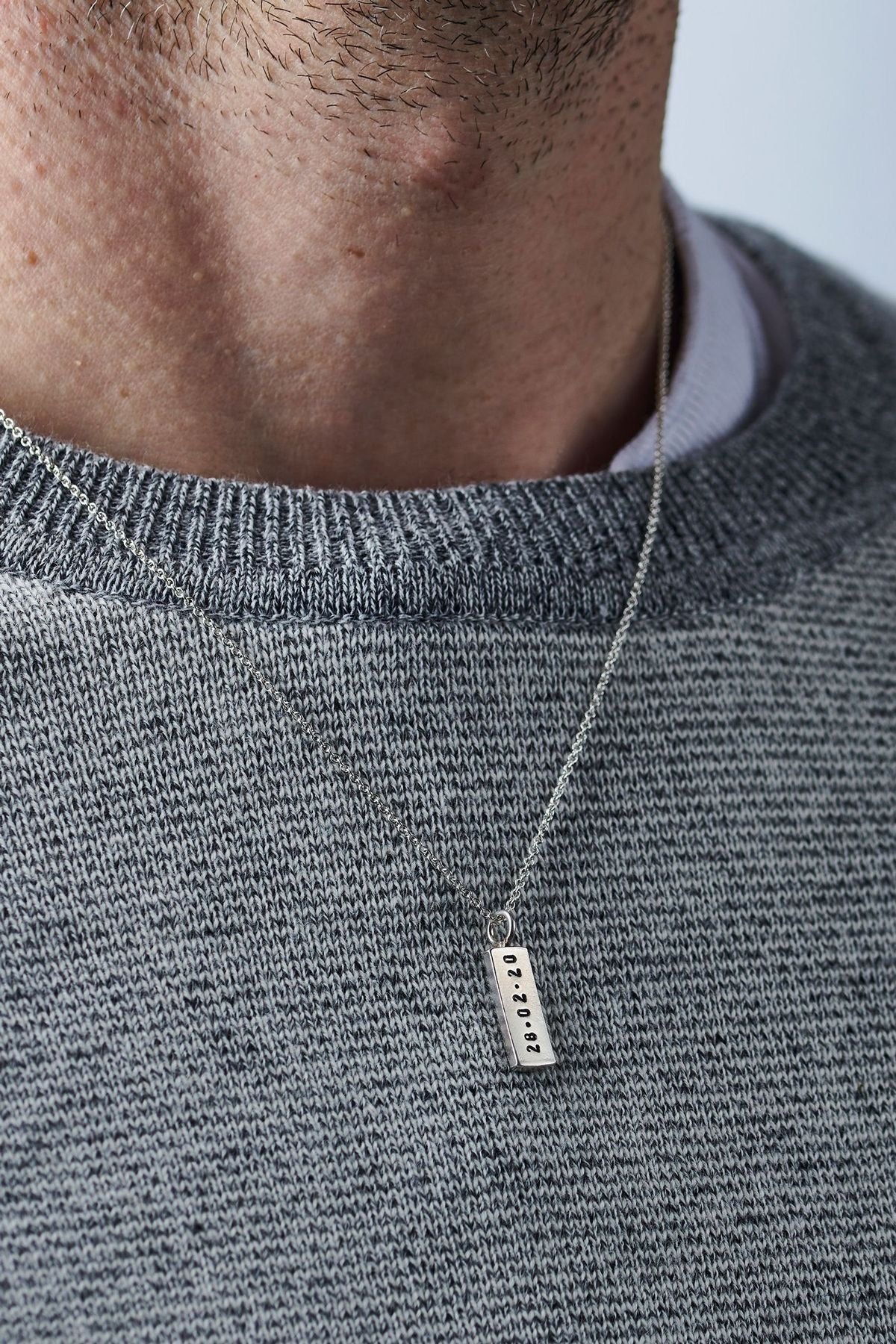 Cadena plateada de hombre con fotograbado