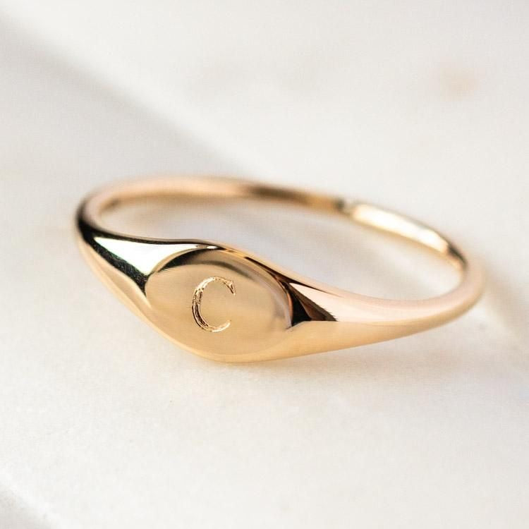 Anillo grabado unisex dorado redondo de acero