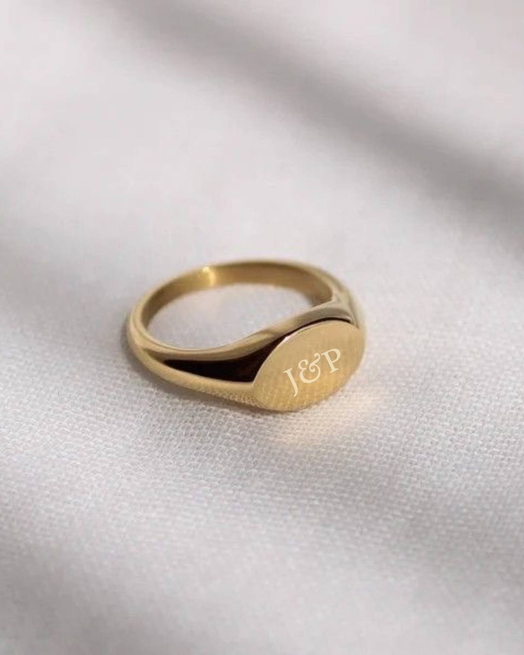 Anillo grabado unisex dorado redondo de acero