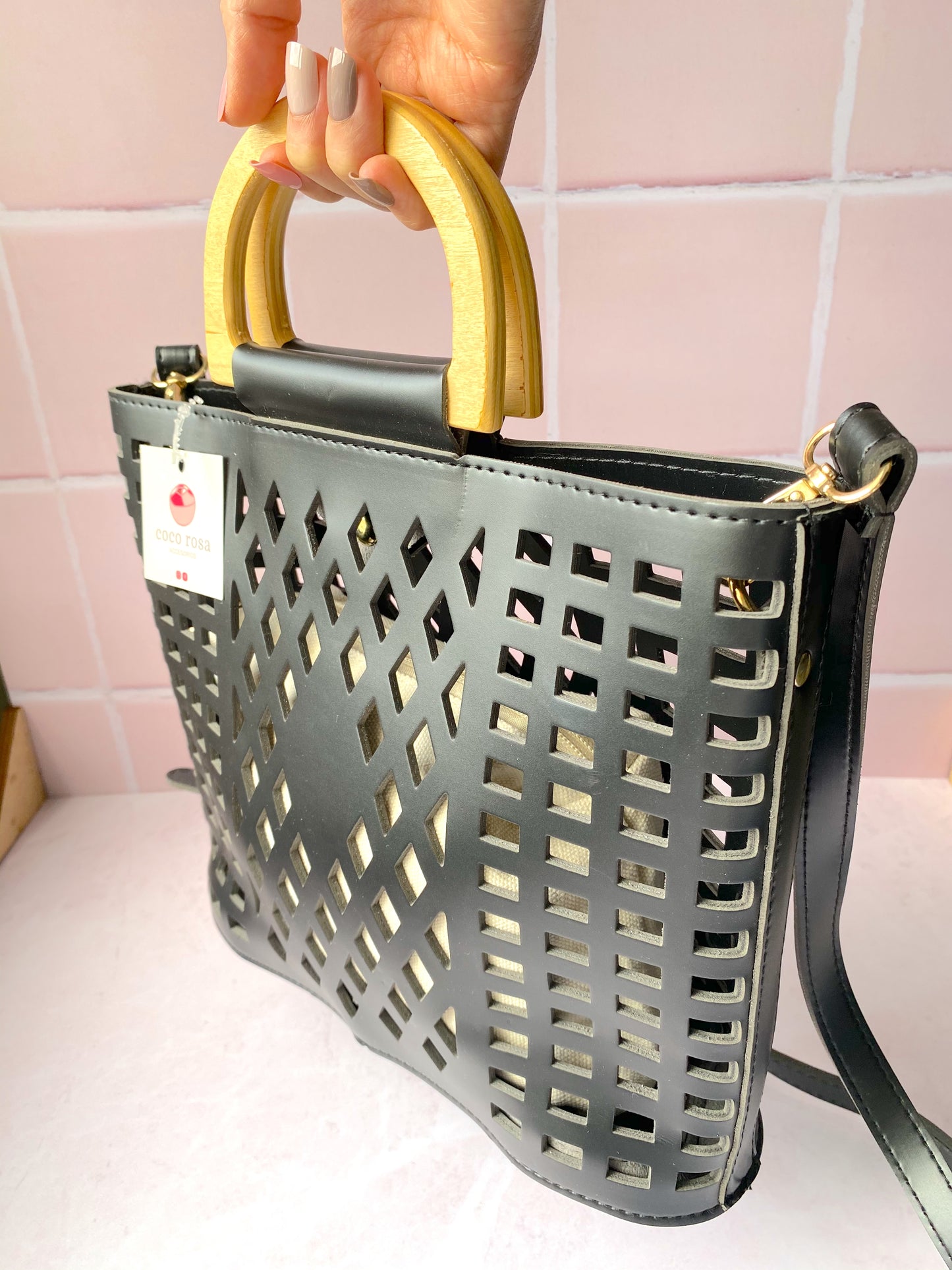 Cartera con perforaciones