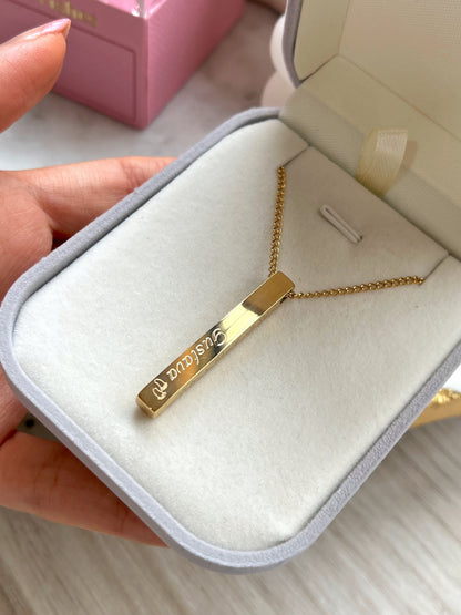 Cadena rectangular dorada unisex grabada