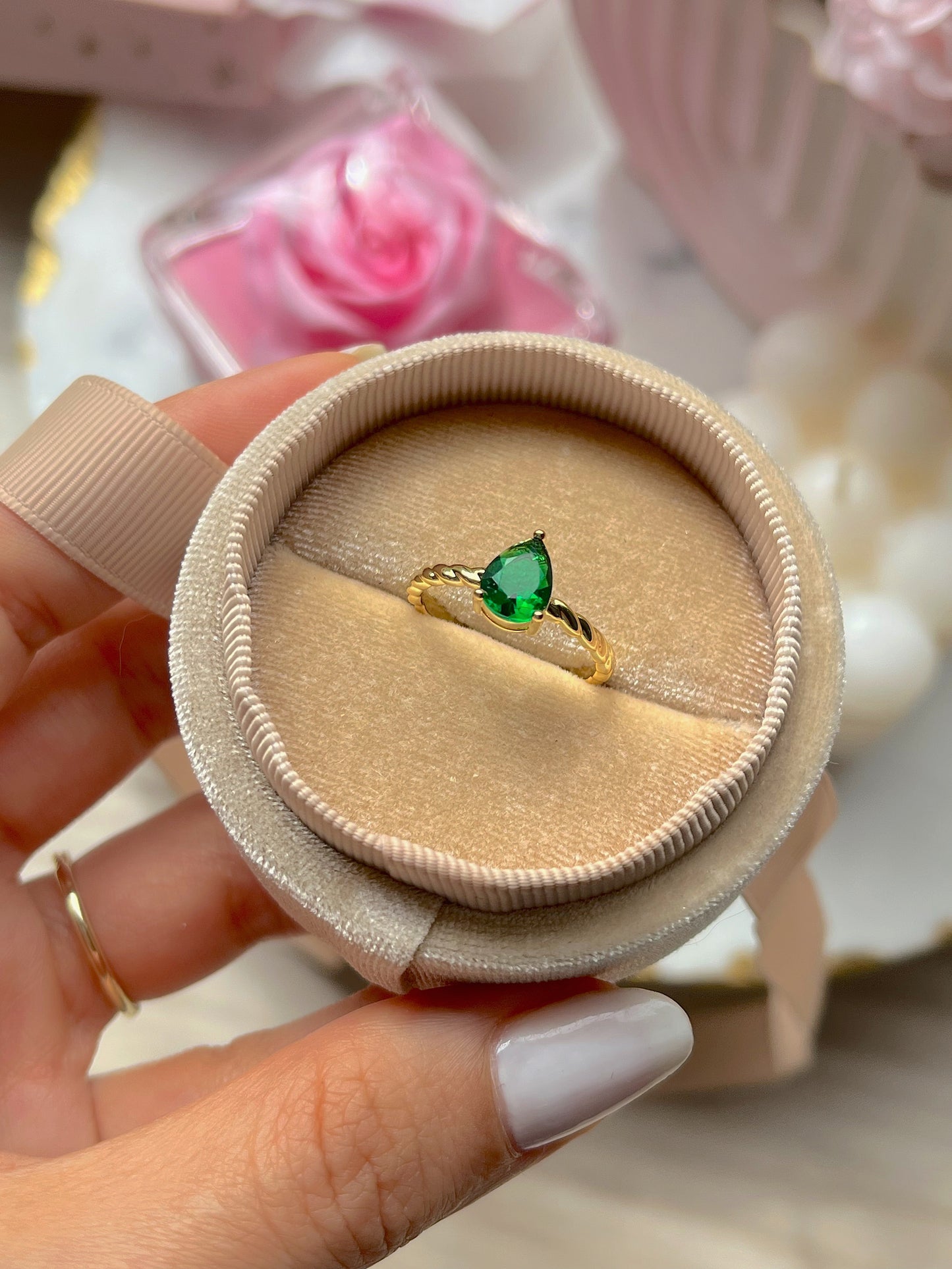 Anillo de promesa esmeralda bonita✨